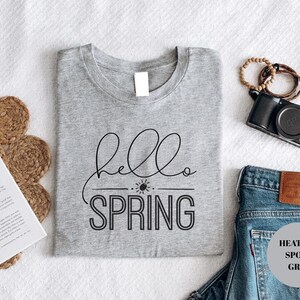 Hello Spring Shirt Minimal Script Easter Graphic Tee Seasonal Spring Design imagem 5