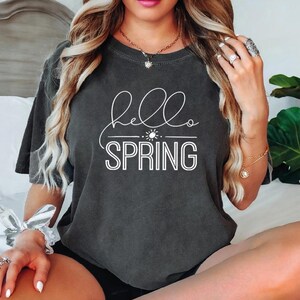 Hello Spring Shirt Minimal Script Easter Graphic Tee Seasonal Spring Design imagem 7