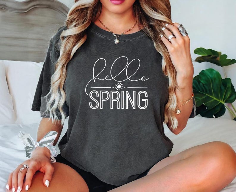 Hello Spring Shirt Minimal Script Easter Graphic Tee Seasonal Spring Design imagem 7