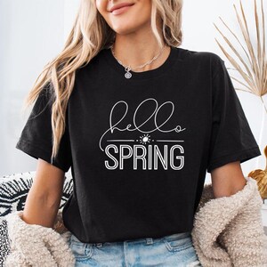 Hello Spring Shirt Minimal Script Easter Graphic Tee Seasonal Spring Design imagem 6