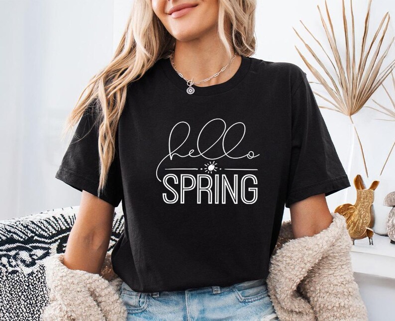 Hello Spring Shirt Minimal Script Easter Graphic Tee Seasonal Spring Design imagem 6