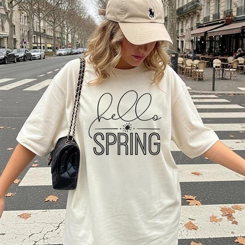 Hello Spring Shirt Minimal Script Easter Graphic Tee Seasonal Spring Design imagem 14