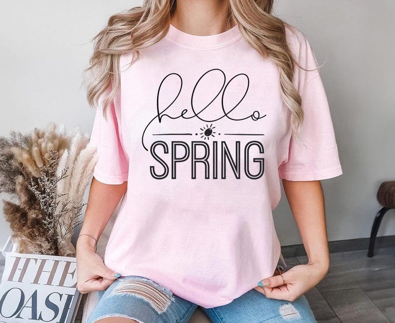 Hello Spring Shirt Minimal Script Easter Graphic Tee Seasonal Spring Design imagem 1