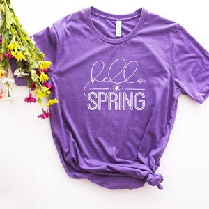 Hello Spring Shirt Minimal Script Easter Graphic Tee Seasonal Spring Design imagem 13