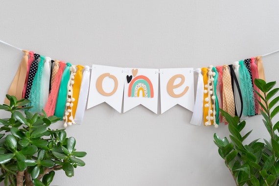Regenboog één jaar banner baby eerste verjaardag boho kinderstoel vlaggenlijn decor genderneutraal mosterd mint zwarte stippen koraal oranje beige beige bruin - Nederland