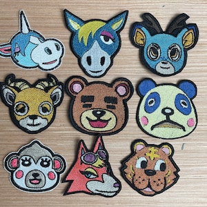 Op de afbeelding: Tien geborduurde patches met verschillende dierenfiguren. De patches zijn kleurrijk en hebben een verscheidenheid aan dierendesigns, waaronder een eenhoorn, een paard, een beer, een panda, een vos, een hert en een hond. De patches zijn perfect om kleding, tassen of andere accessoires een persoonlijke touch te geven.