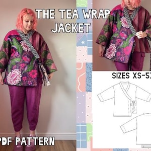 Könnte beinhalten: Ein PDF-Schnittmuster für eine Wickeljacke namens "The Tea Wrap Jacket". Das Schnittmuster umfasst die Größen XS-5XL. Das Bild zeigt ein Model, das eine Version der Jacke mit Blumendruck trägt.