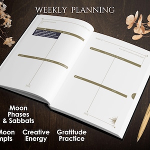 Może przedstawiać: Otwarty tygodnik z napisem "WEEKLY PLANNING" na g&oacute;rze. Planer zawiera sekcje dla "Moon Phases & Sabbats", "Full Moon Prompts", "Creative Energy" i "Gratitude Practice". Złoty długopis leży na ciemnej drewnianej powierzchni.