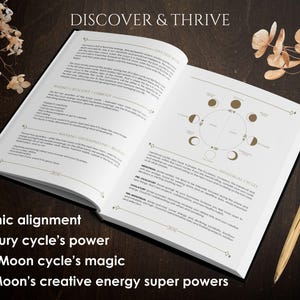 Może przedstawiać: Otwarta książka z tekstem i diagramem faz księżyca, obok złotego pi&oacute;ra na ciemnej drewnianej powierzchni. Tekst zawiera "DISCOVER & THRIVE" i frazy takie jak "Cosmic alignment" i "Mercury cycle's power".