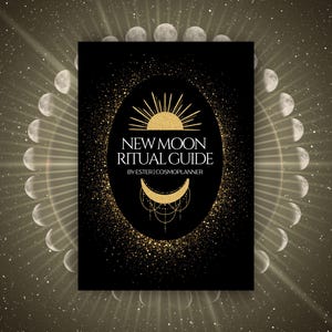 Puede incluir: Una portada de libro negra con detalles dorados y el texto "NEW MOON RITUAL GUIDE". El diseño incluye un sol y una luna creciente dentro de un marco ovalado, con purpurina dorada. El fondo tiene un tema celestial con fases lunares y estrellas.