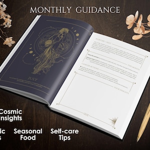 Może przedstawiać: Otwarty dziennik z tekstem "MONTHLY GUIDANCE" i "JULY" na lewej stronie, z złotą ilustracją. Prawa strona zawiera tekst i miejsce na notatki. Złoty długopis spoczywa po prawej stronie. Słowa kluczowe: Cosmic Insights, Magic Tips, Seasonal Food, Self-care Tips.