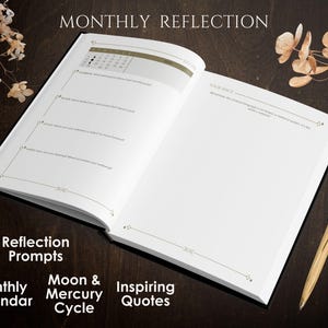 Może przedstawiać: Otwarty dziennik z napisem "MONTHLY REFLECTION" u g&oacute;ry. Dziennik zawiera podpowiedzi do refleksji, kalendarz miesięczny i miejsce na notatki. Złoty długopis spoczywa na ciemnej drewnianej powierzchni. Dziennik zawiera sekcje dotyczące cyklu Księżyca i Merkurego oraz inspirujących cytat&oacute;w.