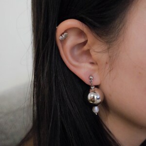 Pendientes llamativos y elegantes de plata con bolas redondas colgantes y perla: joyas elegantes y llamativas