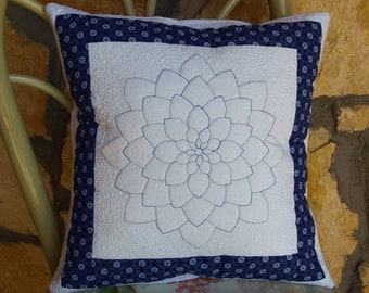 Blauwe Dhalia kussensloop (gemaakt met patchwork en quilten)