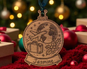 Gepersonaliseerde reizende kerstbal, houten boomornament, unieke handgetekende avontuurdecoratie aangepaste naam cadeau voor reisliefhebbers