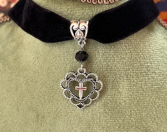 Gargantilha gótica de veludo preto com pingente de cruz estilo boho vintage, ajustável.