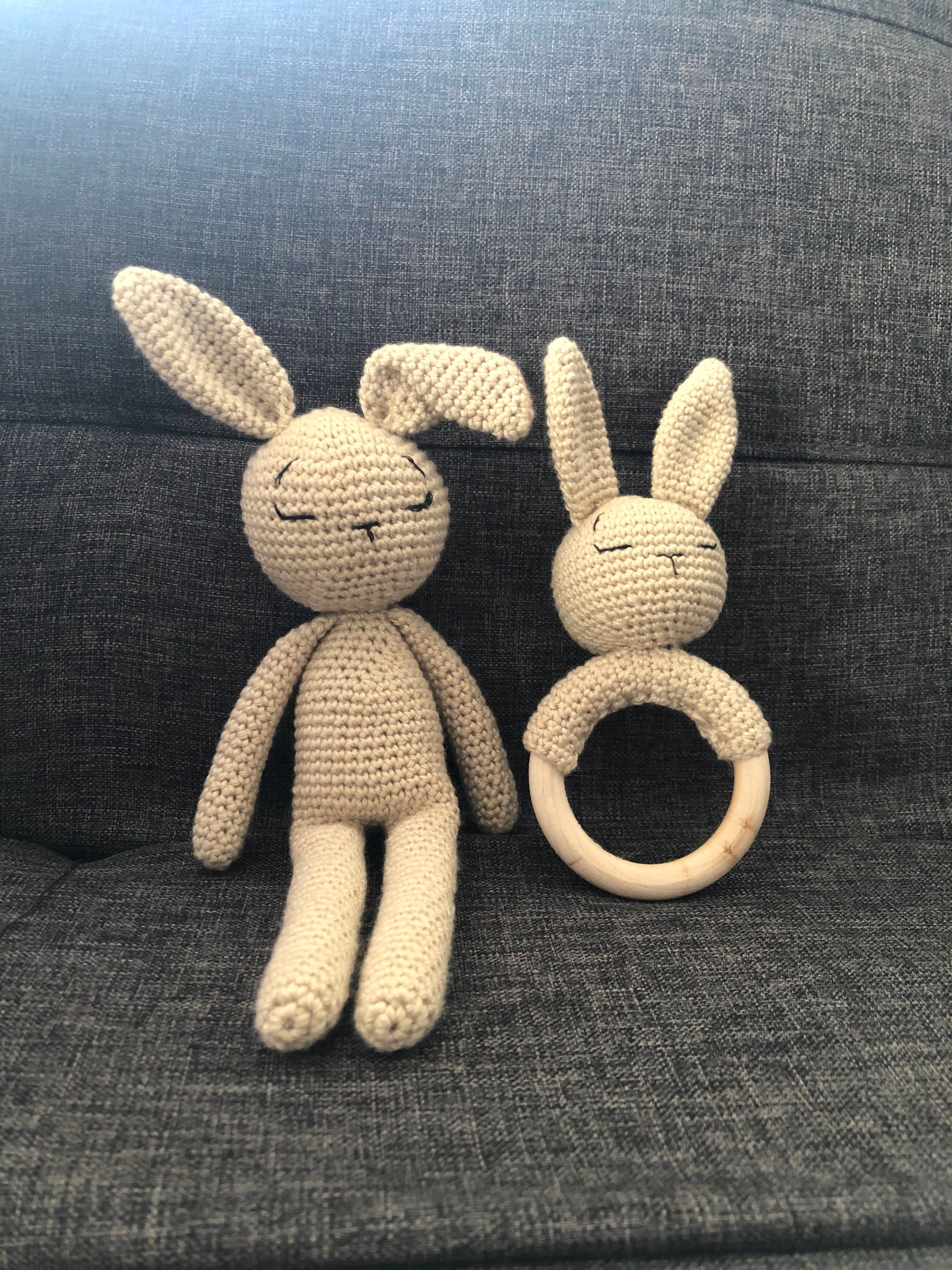 Conejito de ganchillo con amigo anillo de conejo dentición | Etsy