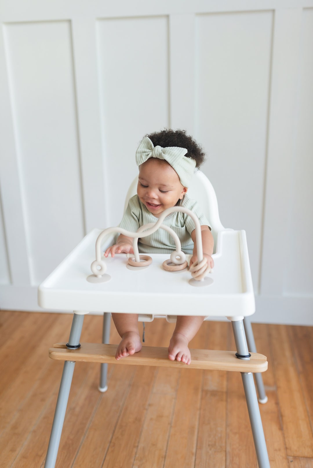 Un Bébé Mignon Est Assis Dans Une Chaise Bébé à La Maison Dans La