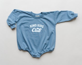 KIND KIDS CLUB Oversized Sweatshirt Strampler - Baby Jungen Bubble Romper - Baby Mädchen Outfit - Grafischer Strampler - Neutrale Babykleidung - Kleinkind