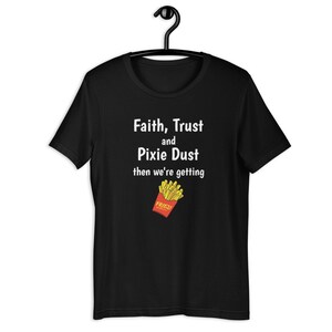 Könnte beinhalten: Schwarzes T-Shirt mit weißem Text, der "Faith, Trust and Pixie Dust then we're getting" lautet, und einem Cartoon-Bild einer roten und gelben Schachtel Pommes.