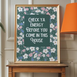 Póster "Check Ya Energy": Arte floral divertido para la entrada (descarga digital)