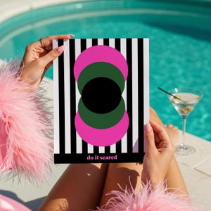 Poster "Do It Scared", elegante arte murale astratta rosa, verde e nera, decorazione motivazionale per la cura della salute mentale e del benessere personale, stampa digitale scaricabile.