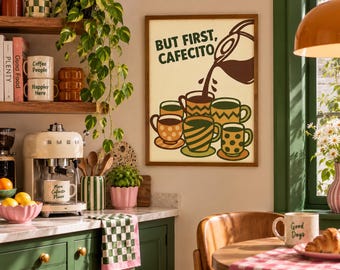 Può includere: Una stampa artistica incorniciata con sfondo color crema e testo verde scuro che recita BUT FIRST, CAFECITO. L'illustrazione raffigura una caffettiera marrone che versa liquido scuro in un gruppo di sei tazze da caffè colorate e decorate.