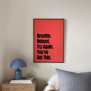 Motywacyjny wydruk typograficzny: Odetchnij, zregeneruj się – nowoczesny wystrój biura (do pobrania w wersji cyfrowej)