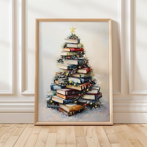 Op de afbeelding: Een schilderij van een kerstboom gemaakt van gestapelde boeken met een gouden ster bovenop. De boeken zijn versierd met groene krans en rode en gouden kerstballen.