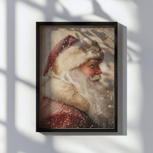 Peut inclure: Un portrait rapproch&eacute; du P&egrave;re No&euml;l avec une barbe blanche et un chapeau rouge et blanc. Il porte un costume rouge et blanc et a un fond enneig&eacute;.