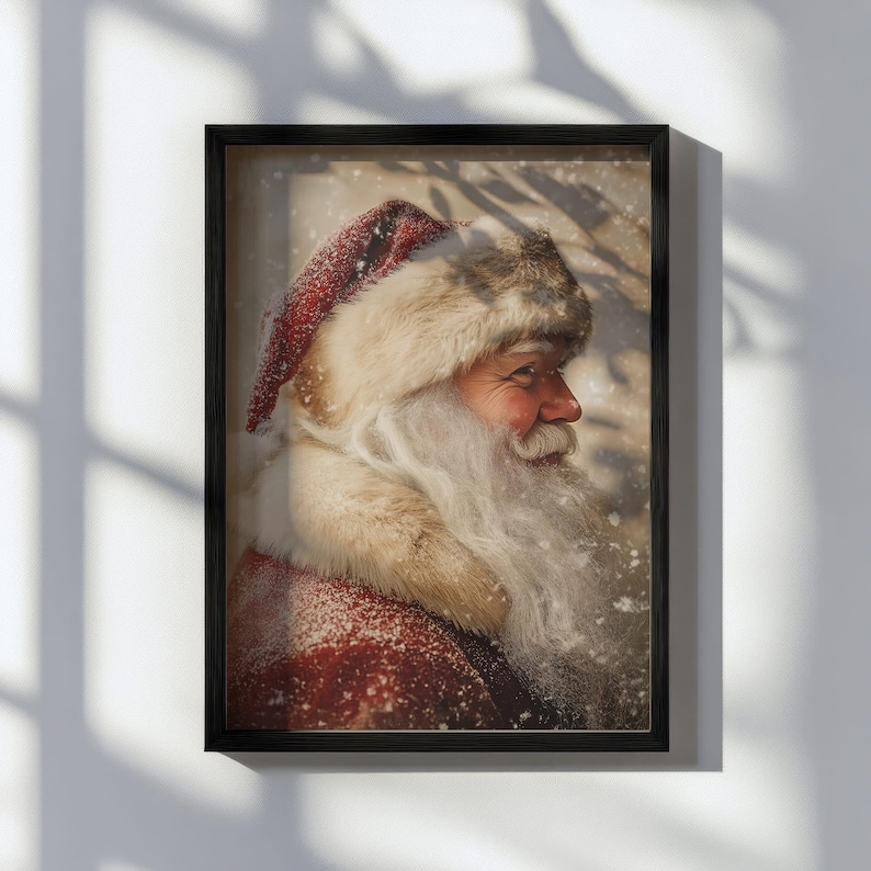 Peut inclure: Un portrait rapproch&eacute; du P&egrave;re No&euml;l avec une barbe blanche et un chapeau rouge et blanc. Il porte un costume rouge et blanc et a un fond enneig&eacute;.