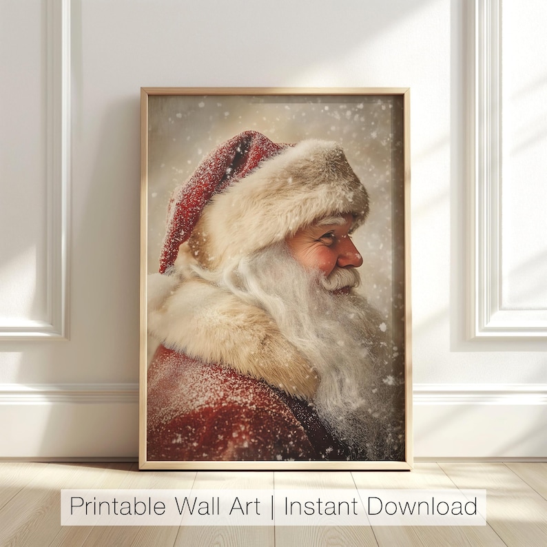 Peut inclure: Un portrait rapproch&eacute; du P&egrave;re No&euml;l avec un chapeau rouge et une barbe blanche. Il sourit et regarde vers la droite. L'arri&egrave;re-plan est une sc&egrave;ne enneig&eacute;e.