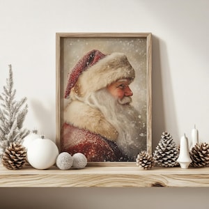 Peut inclure: Une impression encadr&eacute;e d'une illustration vintage du P&egrave;re No&euml;l avec une barbe blanche et un chapeau rouge et blanc. L'arri&egrave;re-plan est une sc&egrave;ne enneig&eacute;e avec un effet flou doux.