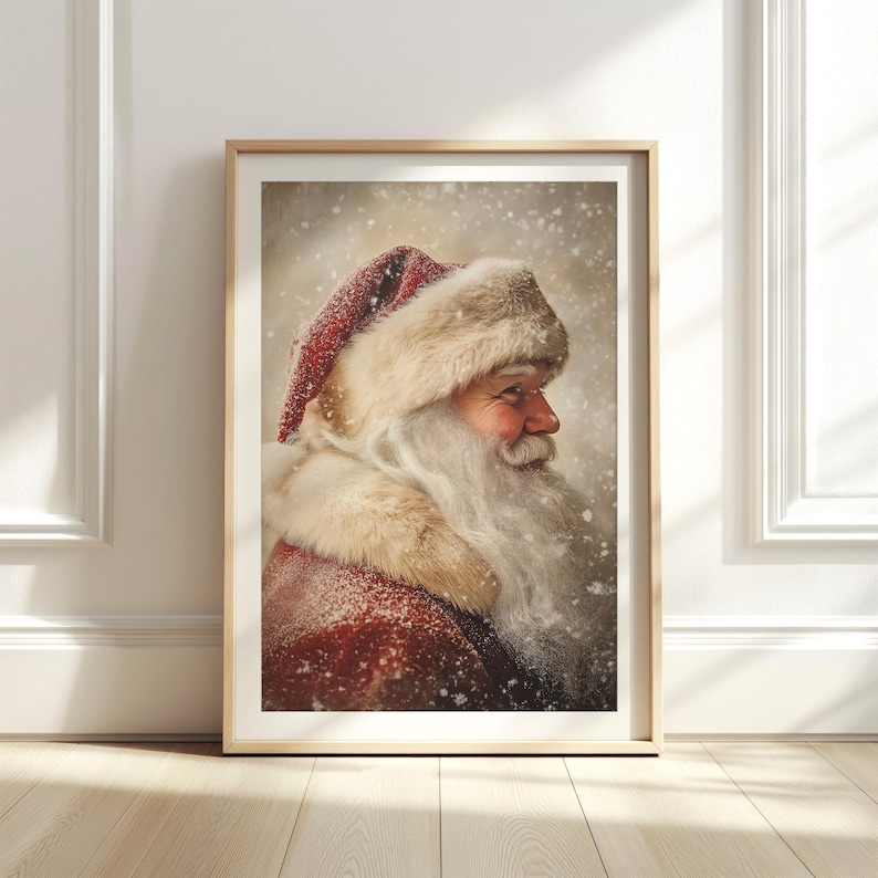 Peut inclure: Un portrait rapproch&eacute; du P&egrave;re No&euml;l avec une barbe blanche et un chapeau rouge &agrave; bordure blanche. Il sourit et regarde vers la droite. L'arri&egrave;re-plan est une sc&egrave;ne enneig&eacute;e.