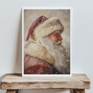 Peut inclure: Un portrait rapproch&eacute; du P&egrave;re No&euml;l avec une barbe blanche et un chapeau rouge et blanc. Il sourit et regarde vers la droite. Des flocons de neige tombent autour de lui.