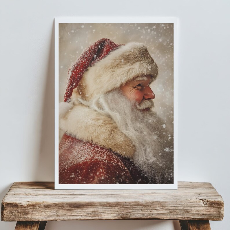 Peut inclure: Un portrait rapproch&eacute; du P&egrave;re No&euml;l avec une barbe blanche et un chapeau rouge et blanc. Il sourit et regarde vers la droite. Des flocons de neige tombent autour de lui.