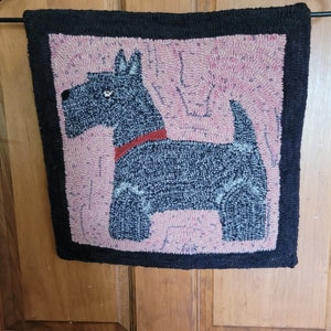 Handgehakter Wandbehang aus Wolle mit Scottie-Hund.