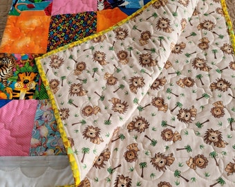 Dschungel Print Baby Quilt. Maschinengenäht und gequiltet. Schöne helle Farben. 40x40cm