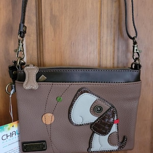 Bolso Chala Dog nuevo con etiquetas de 8" x 6". Se puede usar como bandolera, bolso de mano o bandolera.