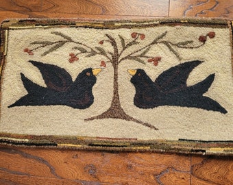 Kraaien met boom en bessen - Handgehaakte wol - Klein tapijt of muurhangend 15 1/2" x 28 1/2"