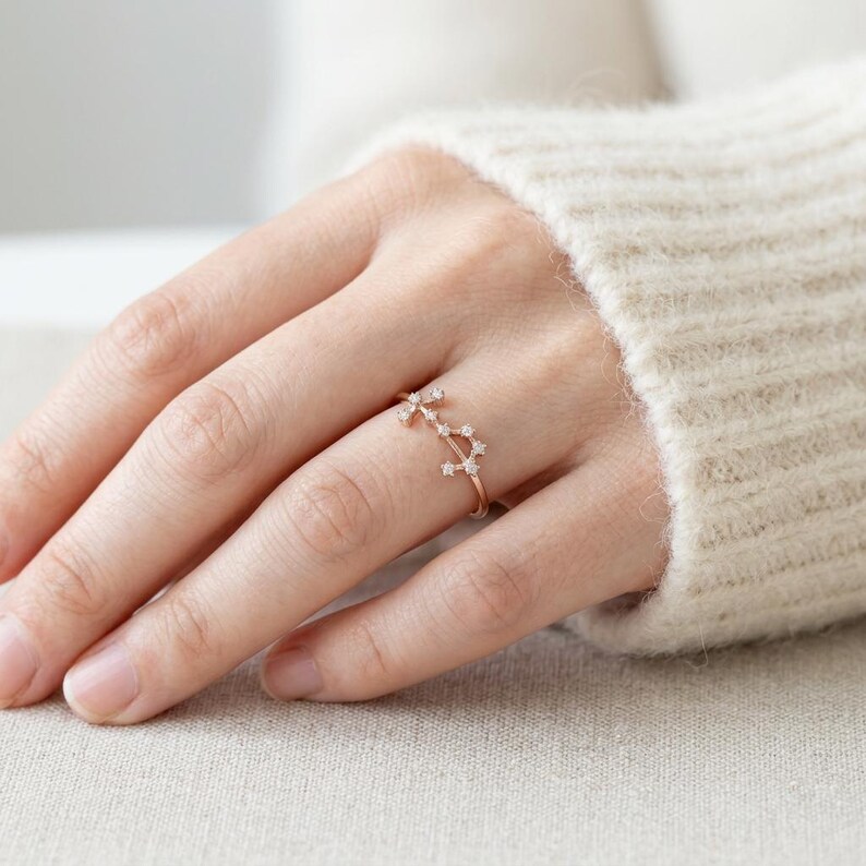 Anel do signo de Escorpião em ouro 14K com diamantes, joia do horóscopo - presente personalizado imagem 6