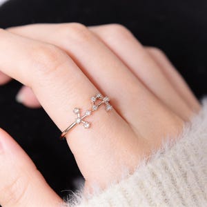 Anel do signo de Escorpião em ouro 14K com diamantes, joia do horóscopo - presente personalizado imagem 5