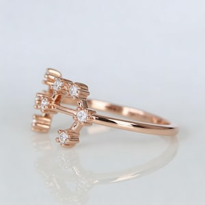 Anel do signo de Escorpião em ouro 14K com diamantes, joia do horóscopo - presente personalizado imagem 2