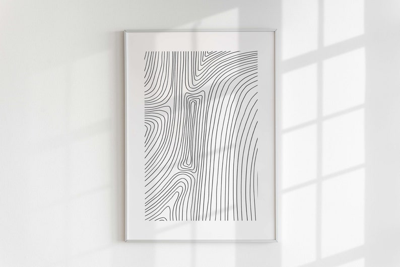 K&ouml;nnte beinhalten: Ein Schwarz-Wei&szlig;-Druck mit abstrakter Linienkunst in einem wei&szlig;en Rahmen. Der Druck zeigt eine Reihe von geschwungenen Linien, die ein wirbelndes, organisches Muster erzeugen.