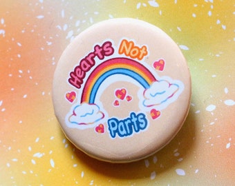 Handgemaakte badge - Hearts Not Parts quote || illustratie lgbt regenboog panseksuele vlag || internationale dag || lgbt-gemeenschap