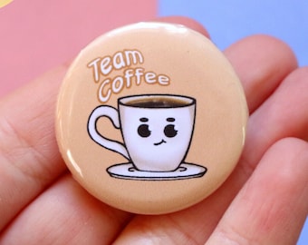 Handgemaakte badge - Team Coffee quote || kawaii-koffie || koffiekopje illustratie || warme drank Ethiopië || klein kerstcadeautje
