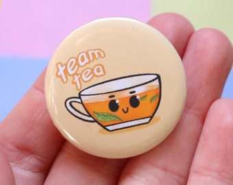 Handgemaakte badge - Team Tea quote || kawaii-thee || theeblad || verfrissend accessoire || thee-infusie illustratie || kerstcadeau