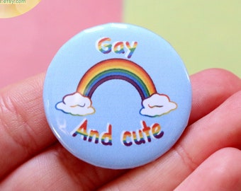 Handgemaakte badge - homo en schattig citaat || lgbt-illustratie || regenboog homovlag || internationale dag || lgbt-gemeenschap