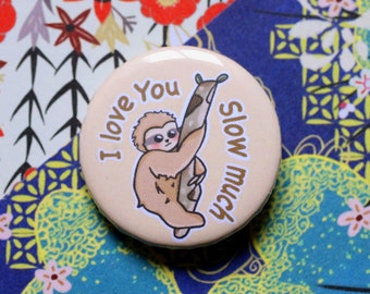 Badge fait main - I Love You Slow Much Illustration || paresseux kawaii || citation amour || petit cadeau || edition limitée || cadeau noel