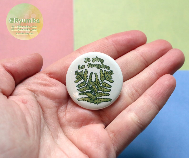 Handmade badge fern plant illustration positive affirmation funny plant quote green accessory christmas gift Je gère la fougère